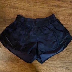 lululemon camo print hotty hot shorts